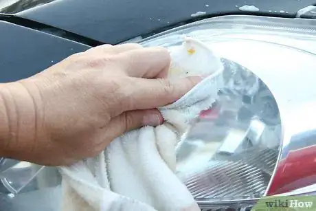 Imagen titulada Brighten Your Car's Yellowing Headlights Step 3