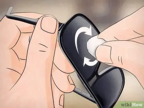 Imagen titulada Remove Scratches from Sunglasses Step 11