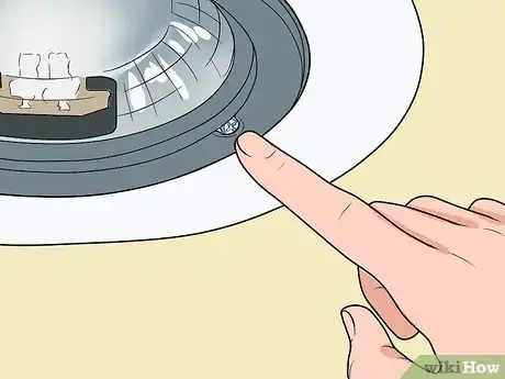 Imagen titulada Change a Lightbulb in a Recessed Light Step 11