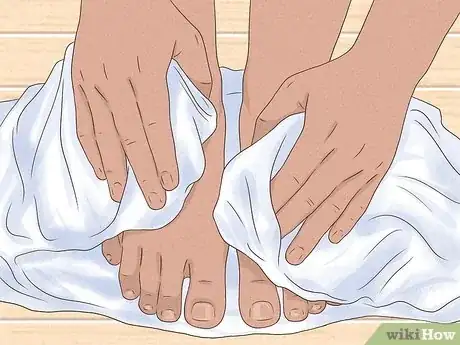 Imagen titulada Clean Your Feet Step 9