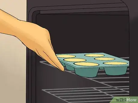 Imagen titulada Add Filling to a Cupcake Step 25