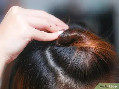 Imagen titulada Do Hairstyles With a Twisty Bump Step 3