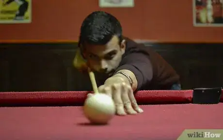 Imagen titulada Hold a Pool Cue Step 4