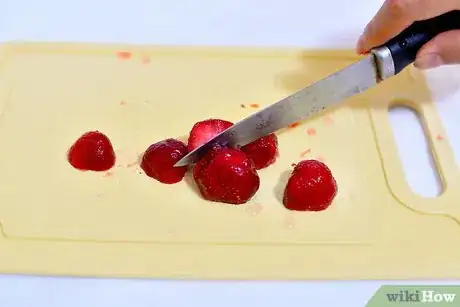 Imagen titulada Make Strawberry Wine Step 3