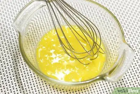 Imagen titulada Make the Best Scrambled Eggs (Four Egg Method) Step 3