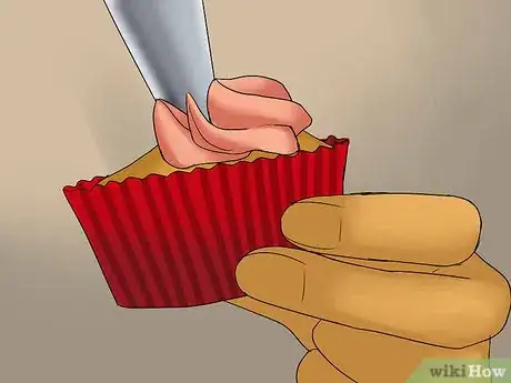 Imagen titulada Add Filling to a Cupcake Step 19
