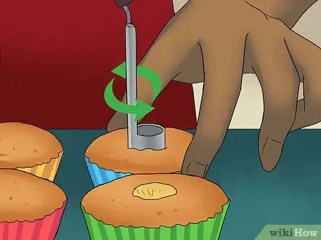 Imagen titulada Add Filling to a Cupcake Step 16