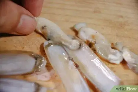 Imagen titulada Clean a Razor Clam Step 7