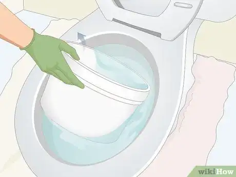 Imagen titulada Plunge a Toilet Step 4