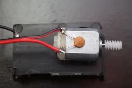 Imagen titulada SimpleRobotGlueMotorBattery2.jpeg