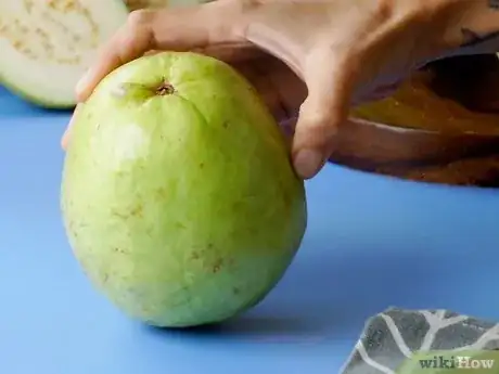 Imagen titulada Eat Guava Step 3