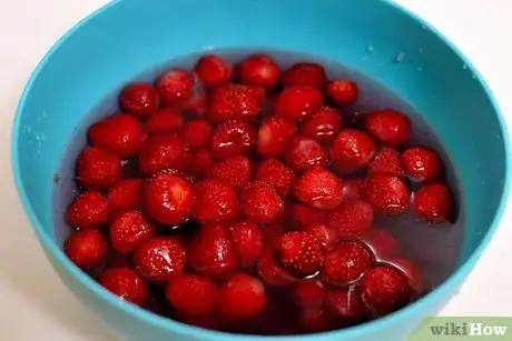 Imagen titulada Make Strawberry Wine Step 2