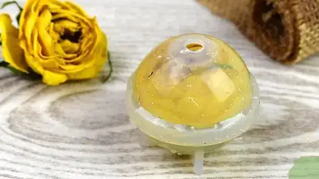 Imagen titulada Preserve Roses in Resin Step 21