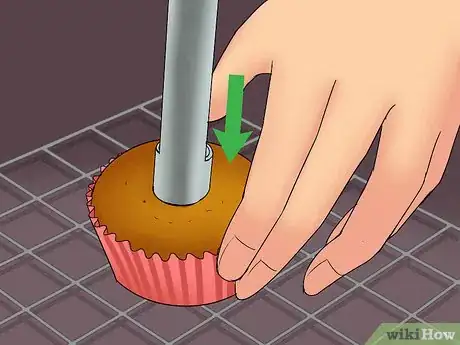 Imagen titulada Add Filling to a Cupcake Step 15