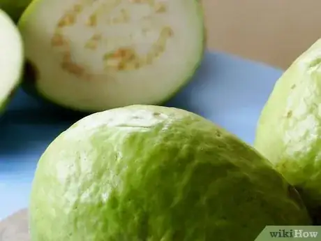 Imagen titulada Eat Guava Step 2