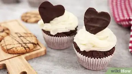 Imagen titulada Decorate with Melted Chocolate Step 4