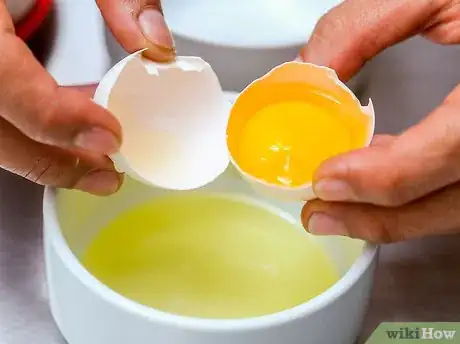 Imagen titulada Fold in Egg Whites Step 2