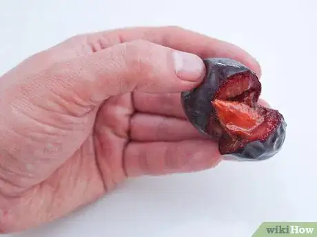 Imagen titulada Ripen a Plum Step 4