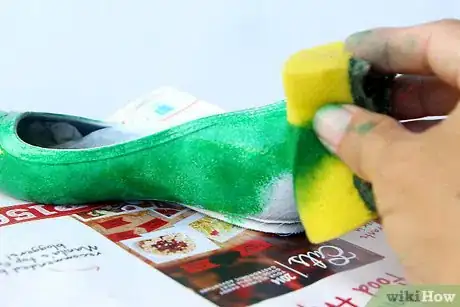 Imagen titulada Paint Shoes Step 13