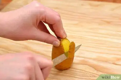 Imagen titulada Peel Potatoes With an Ordinary Kitchen Knife Step 8