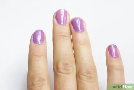 Imagen titulada Paint Your Nails With the Opposite Hand Step 11