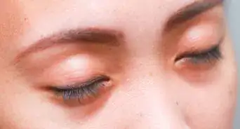 usar sombra de ojos como delineador