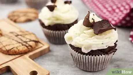 Imagen titulada Decorate with Melted Chocolate Step 7