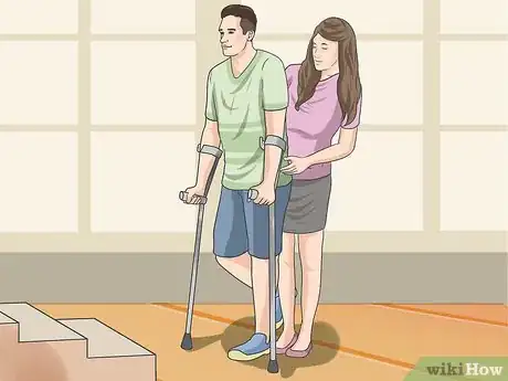 Imagen titulada Walk With One Crutch Step 4