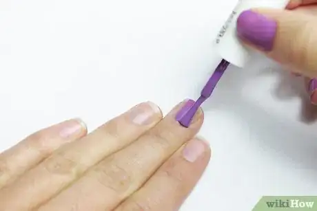Imagen titulada Paint Your Nails With the Opposite Hand Step 12