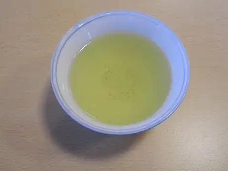 Imagen titulada White_cup_with_green_tea_in_it_2