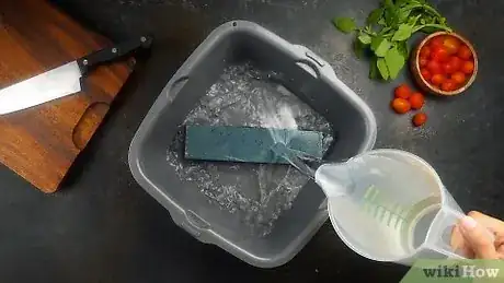 Imagen titulada Sharpen a Knife With a Stone Step 4