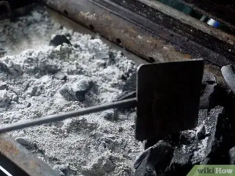 Imagen titulada Use a Charcoal Grill Step 12