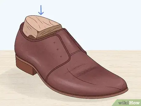 Imagen titulada Get Wrinkles Out of Shoes Step 3
