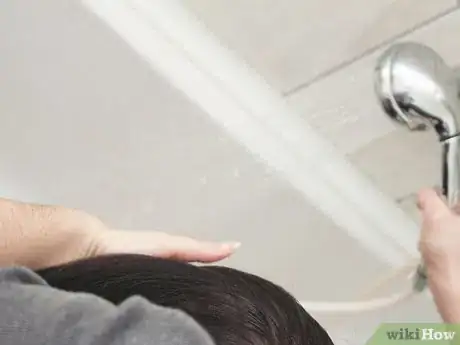 Imagen titulada Lighten Brown Hair Step 12