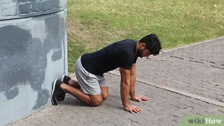 Imagen titulada Do a Handstand on the Wall Step 2