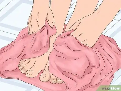 Imagen titulada Clean Your Feet Step 4