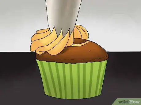 Imagen titulada Add Filling to a Cupcake Step 13