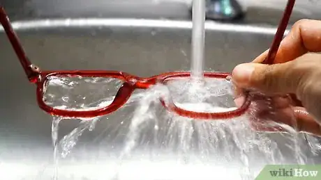 Imagen titulada Get Stains Off Eyeglasses Step 4