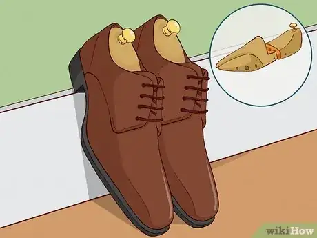 Imagen titulada Keep Dress Shoes from Creasing Step 5