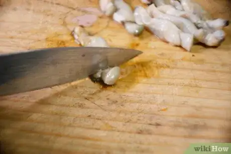 Imagen titulada Clean a Razor Clam Step 8