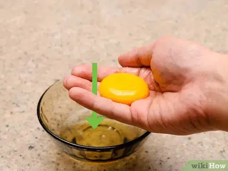Imagen titulada Separate an Egg Step 5