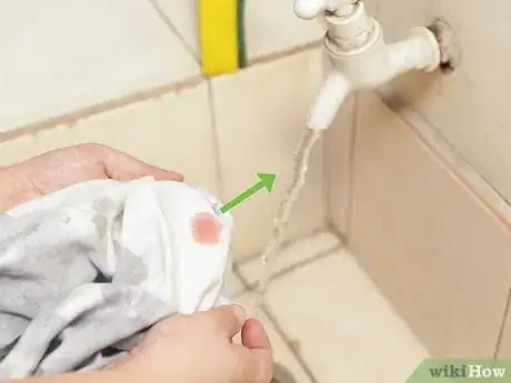 Imagen titulada Get Blood out of Sheets Step 1