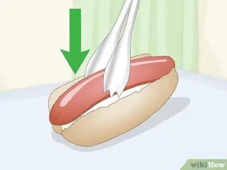 Imagen titulada Eat a Hot Dog Step 2