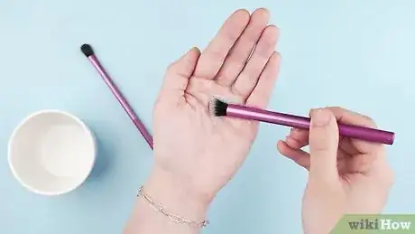 Imagen titulada Clean Makeup Brushes Using Olive Oil and Soap Step 7