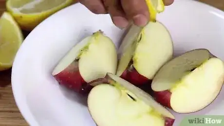 Imagen titulada Keep a Cut Apple from Turning Brown Step 1 preview