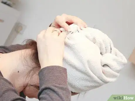 Imagen titulada Lighten Brown Hair Step 7