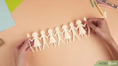 Imagen titulada Make a Paper Chain Step 3