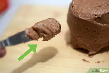 Imagen titulada Frost a Double Layer Cake Step 8