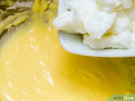 Imagen titulada Fold in Egg Whites Step 6