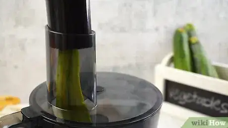 Imagen titulada Grate Zucchini Step 10